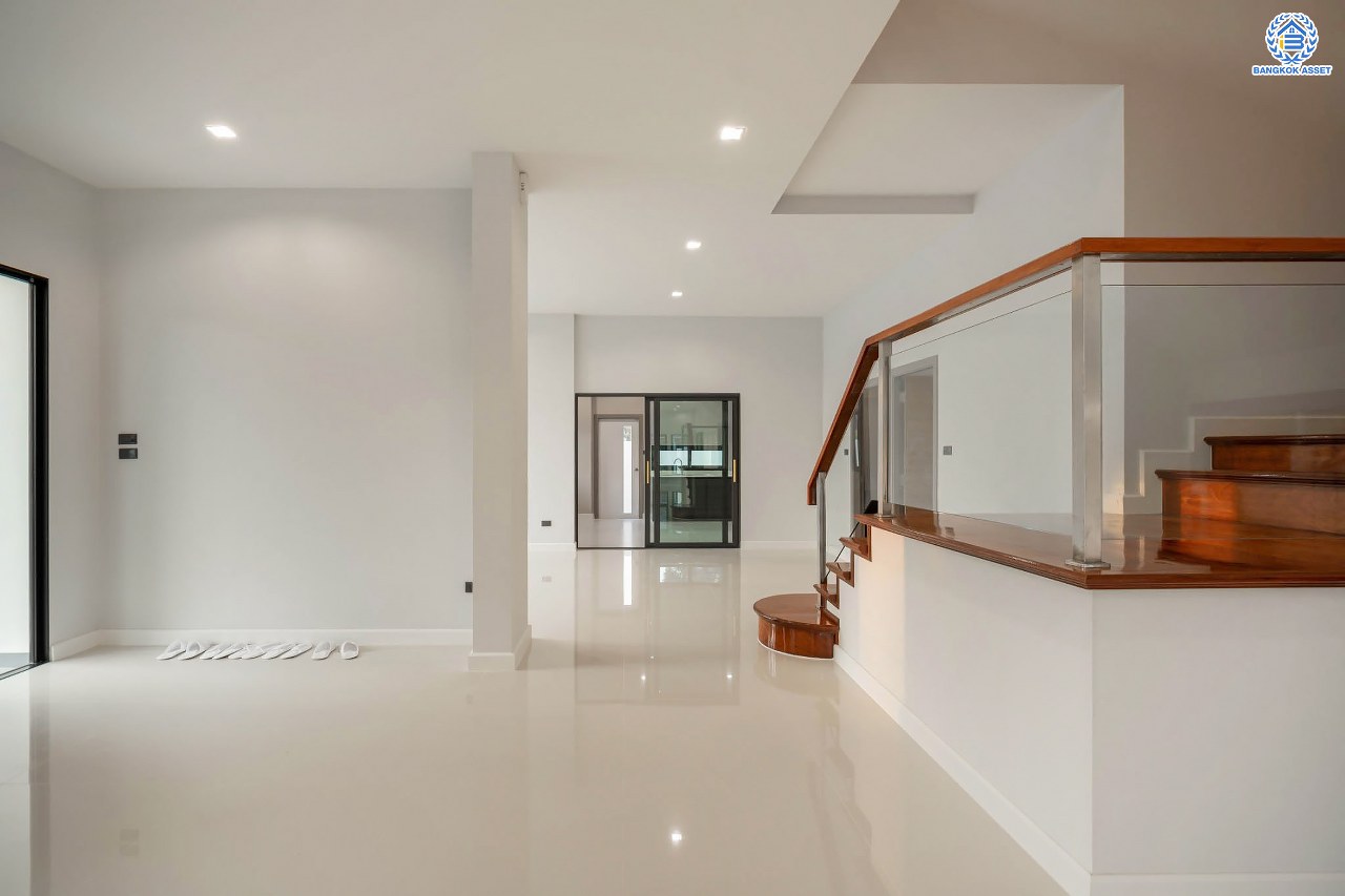 บ้านมือสองตกแต่งใหม่ โครงการ กฤษดานคร20 ปิ่นเกล้า-บรมราชชนนี บ้านหลังมุม ติดทะเลสาบ บนเนื้อที่กว้างมากถึง 238 ตร.ว. ตกแต่งด้วยวัสดุเกรดพรีเมี่ยม ฟังก์ชัน 5 ห้องนอน 6 ห้องน้ำ 1 ห้องอเนกประสงค์ 4 ที่จอดรถ พร้อมทั้งเปลี่ยนระบบไฟฟ้า สุขาภิบาล ทำเลศักยภาพ ติดถนนบรมราชชนนี ใกล้มหาวิทยาลัยมหิดล และเพียง 10 นาทีถึงเซ็นทรัล ปิ่นเกล้า